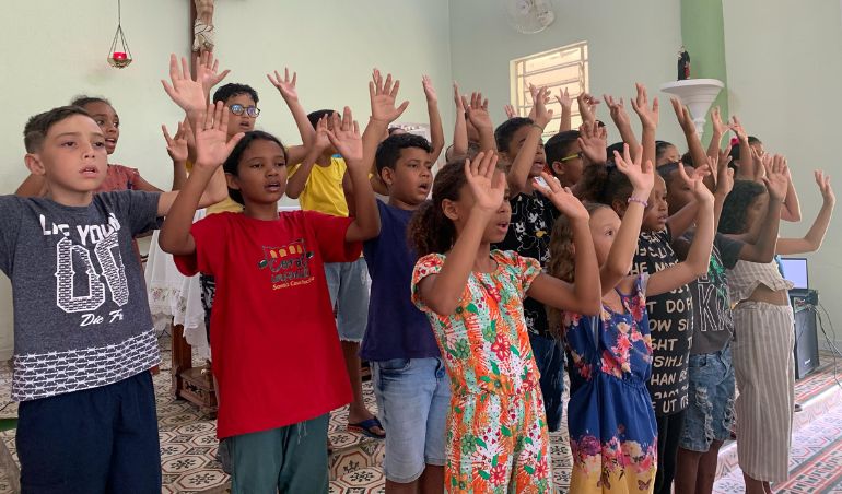 Após reforma de telhado, capela do Educ. Magalhães Bastos é reaberta
