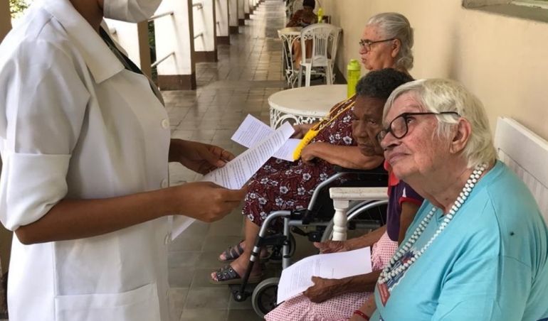 Centro Geriatrico Padre Venâncio recebe amor através de cartas de alunos do IFPE