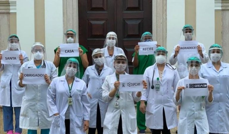 Colaboradores da Santa Casa ganham chocolates em ação da Cacau Show