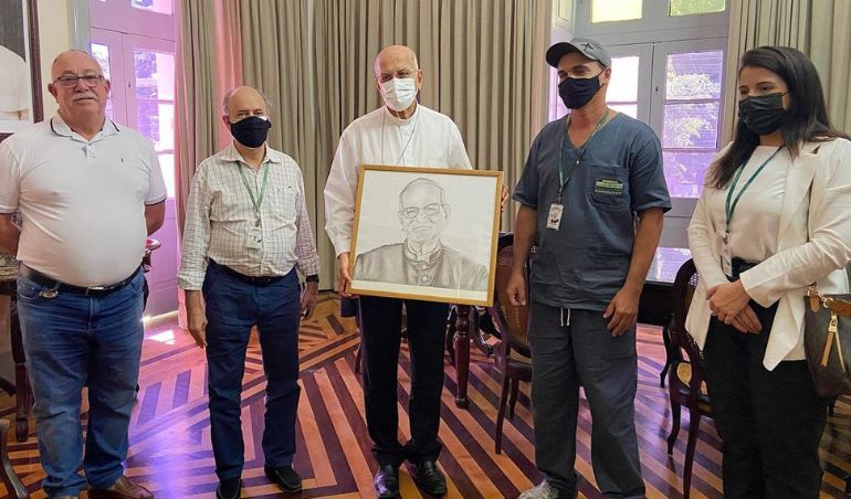 Dom Fernando ganha homenagem de colaborador da Santa Casa