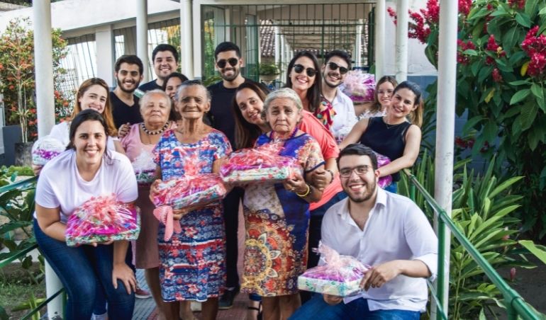 Em ação beneficente, voluntários visitam idosos e crianças atendidos pela Santa Casa Recife