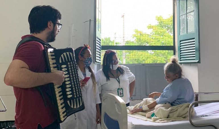 Humanização: médico sanfoneiro leva alegria a pacientes e equipes do HSA