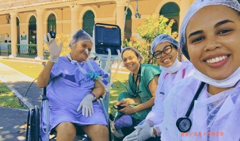 Humanização: paciente da UTI ganha presente de Dia da Mulher