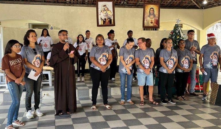 Presentes e guloseimas fazem o Natal das crianças do Educ. Santa Tereza