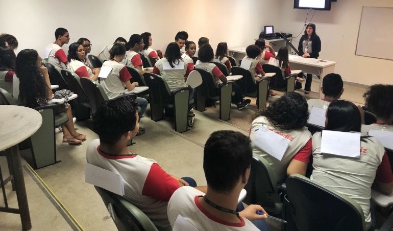 Treinamento para jovens aprendizes e estagiários debate postura e imagem profissional