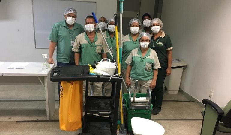 Colaboradores da área de Limpeza do Hospital Santo Amaro atualizam conhecimentos com treinamento prático