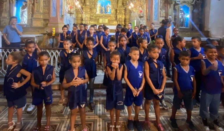 Coral das crianças atendidas pelo Educandário Santa Tereza abre o 2º Encontro Pascal de Coros de Olinda