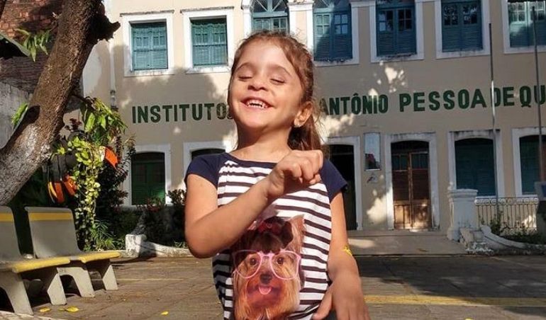 Em vídeo filmado pela mãe, aluna revela amor pelo Instituto de Cegos