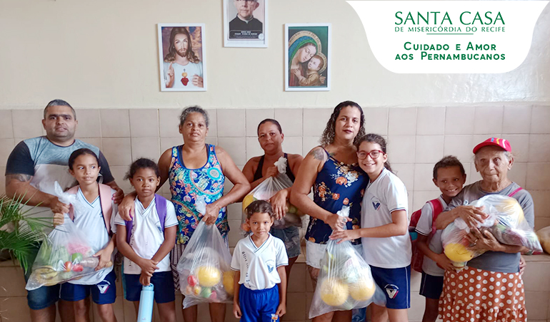 Famílias atendidas pelo Educandário Santa Tereza recebem cestas de alimentos