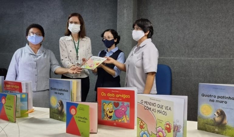 IAPQ recebe doação de livros para crianças cegas