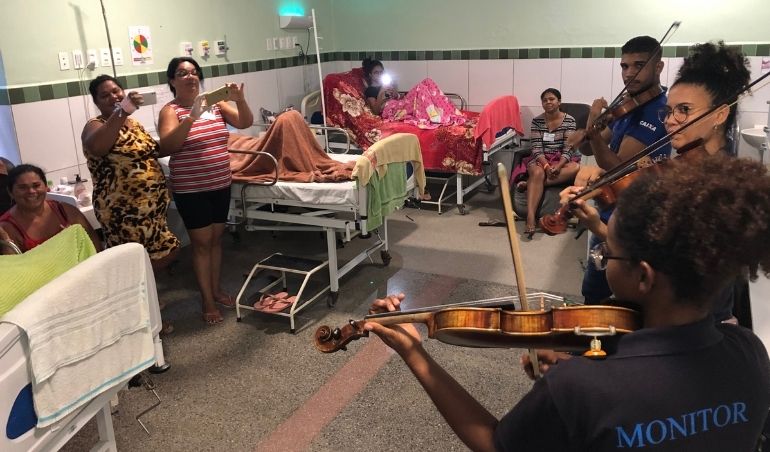 Jovens da Orquestra Criança Cidadã levam música e emoção ao Hospital Santo Amaro